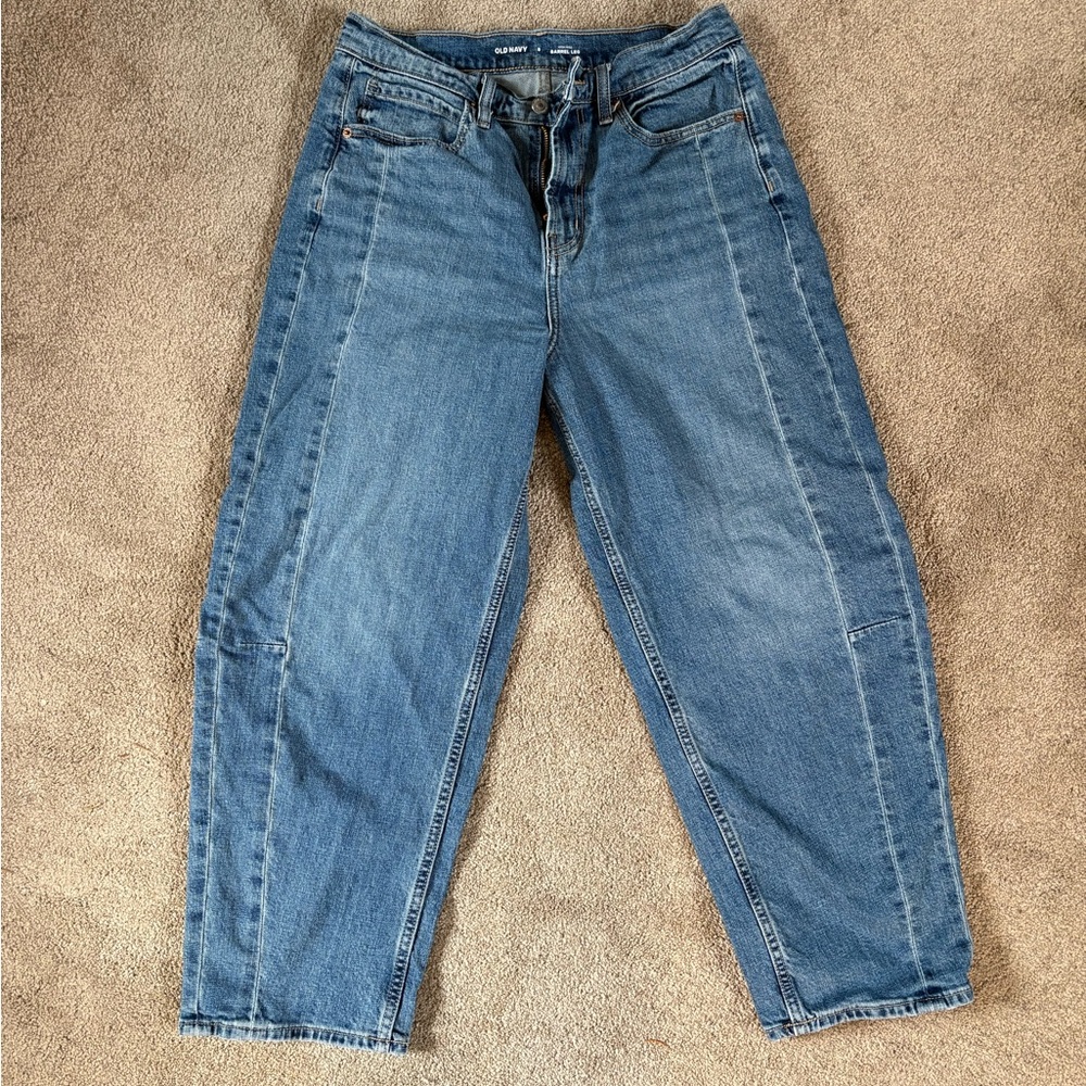 Old Navy Women's Barrel Jeans in Medium Blue